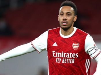 Gol telat Aubameyang mengirim Arsenal lolos