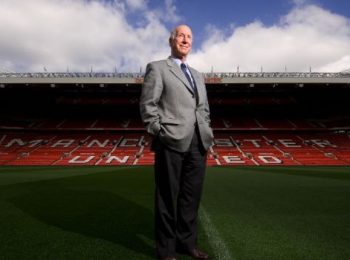 Manchester United pay tribute to Sir Bobby Charlton in win